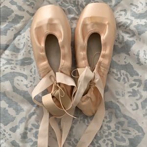 Gaynor Minden pointe shoes with elastic and ribbon